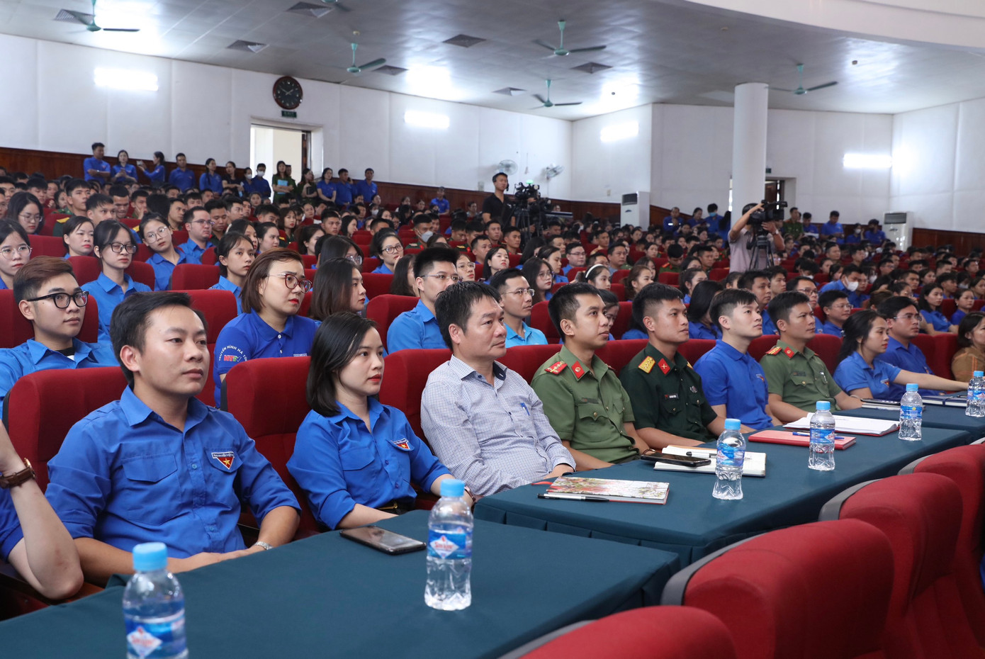 Hơn 700 cán bộ, đoàn viên, hội viên ở điểm cầu cấp tỉnh và 5.000 ĐVTN tại điểm cầu cấp huyện, cấp cơ sở tham dự hội nghị quán triệt, học tập và làm theo tư tưởng, đạo đức, phong cách Hồ Chí Minh. Hơn 700 cán bộ, đoàn viên, hội viên ở điểm cầu cấp tỉnh và 5.000 ĐVTN tại điểm cầu cấp huyện, cấp cơ sở tham dự hội nghị quán triệt, học tập và làm theo tư tưởng, đạo đức, phong cách Hồ Chí Minh.