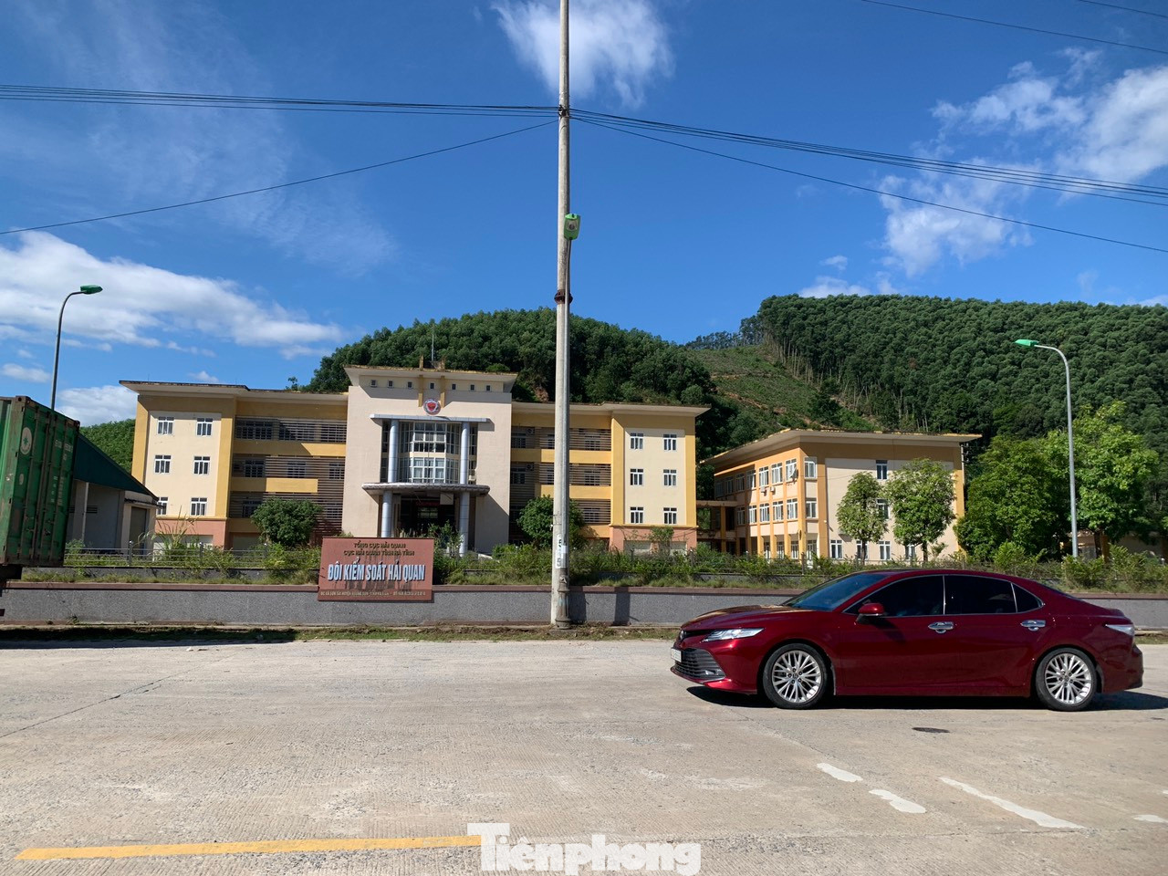 Từ ngày 1/6/2018, Chi cục Hải quan Khu kinh tế cửa khẩu Cầu Treo chính thức bị giải thể. Thời điểm này, để tránh lãng phí nguồn nhân lực, đơn vị đã chủ động điều động, luân chuyển một số cán bộ đến nhận nhiệm vụ tại các đơn vị trực thuộc. Còn toà nhà làm việc được bàn giao cho Đội kiểm soát Hải quan. Sau đó toà nhà bỏ hoang, dừng mọi hoạt động bên trong. Từ ngày 1/6/2018, Chi cục Hải quan Khu kinh tế cửa khẩu Cầu Treo chính thức bị giải thể. Thời điểm này, để tránh lãng phí nguồn nhân lực, đơn vị đã chủ động điều động, luân chuyển một số cán bộ đến nhận nhiệm vụ tại các đơn vị trực thuộc. Còn toà nhà làm việc được bàn giao cho Đội kiểm soát Hải quan. Sau đó toà nhà bỏ hoang, dừng mọi hoạt động bên trong.