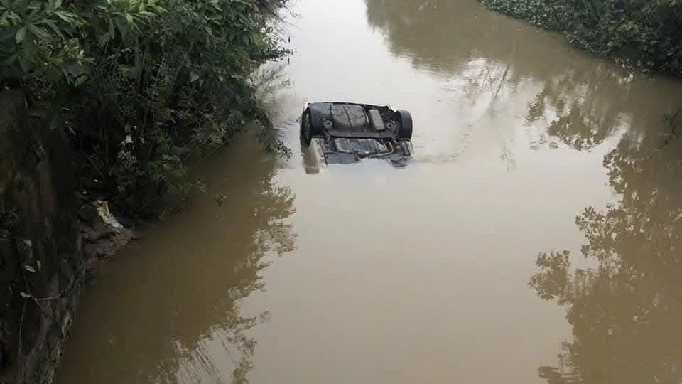 Ô tô được phát hiện rơi xuống kênh.