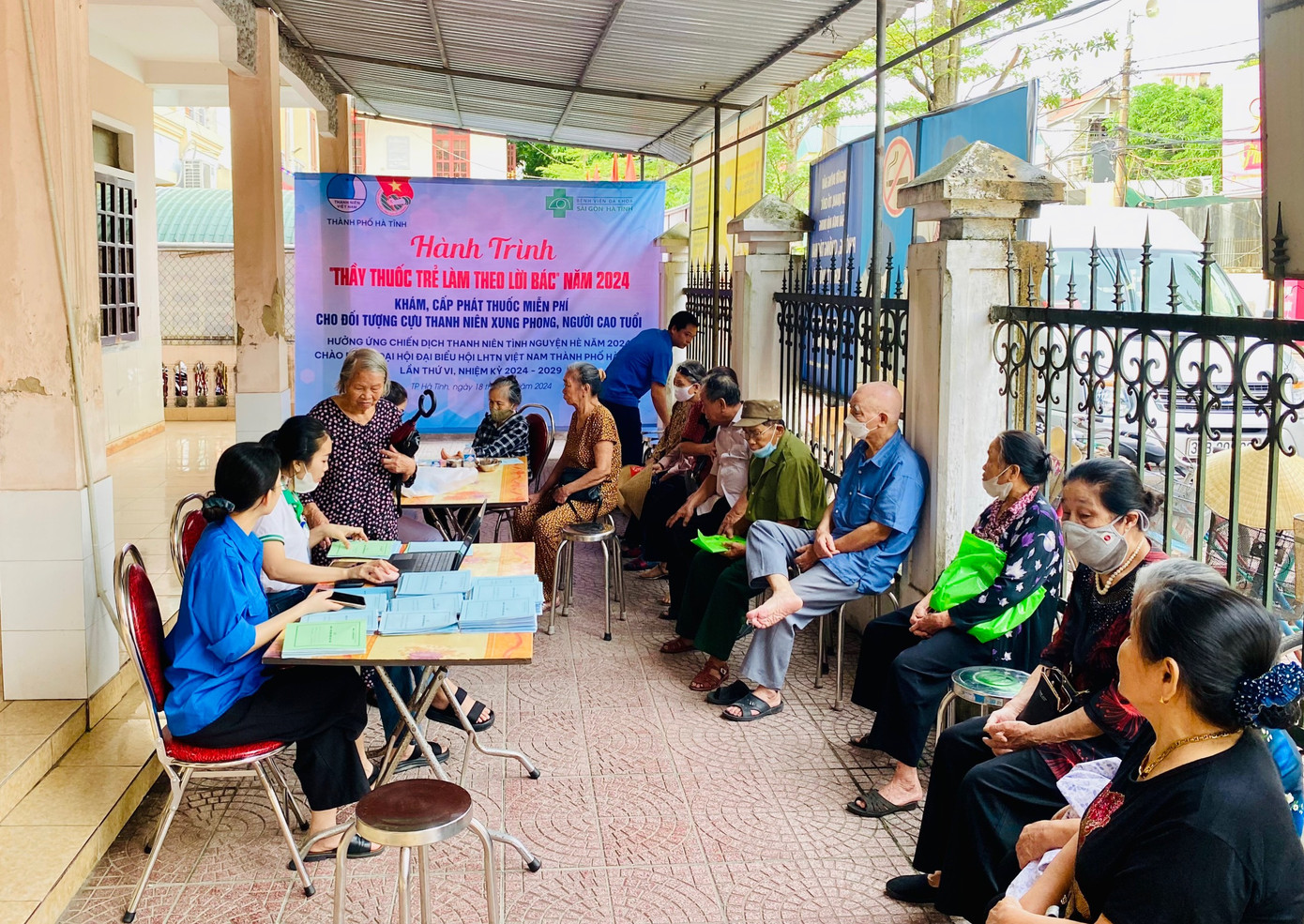 Ngày 18/5, Thành Đoàn Hà Tĩnh, Đoàn phường Bắc Hà phối hợp với Bệnh viện Đa khoa Sài Gòn Hà Tĩnh tổ chức khám, tư vấn sức khỏe, cấp phát thuốc miễn phí cho gần 100 người cao tuổi, cựu TNXP trên địa bàn.