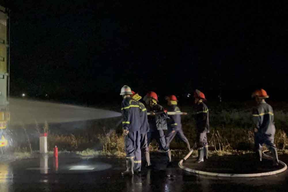 Cảnh sát tiếp cận hỗ trợ dập lửa.