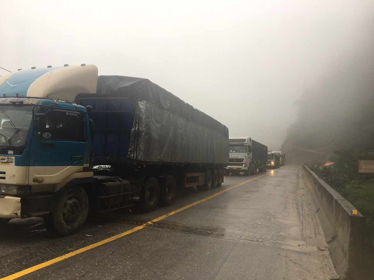 Phương tiện giao thông bị ách tắc.