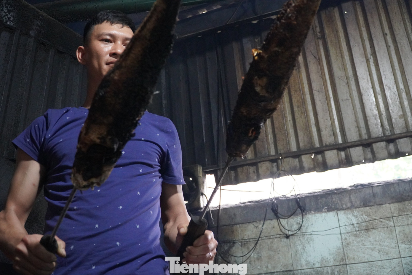 Mỗi ngày, anh Trương Quốc Hội (29 tuổi, trú huyện Hương Khê) nướng từ 50-60 con. Có những thời điểm ngày lễ bán được khoảng trên 100 con.