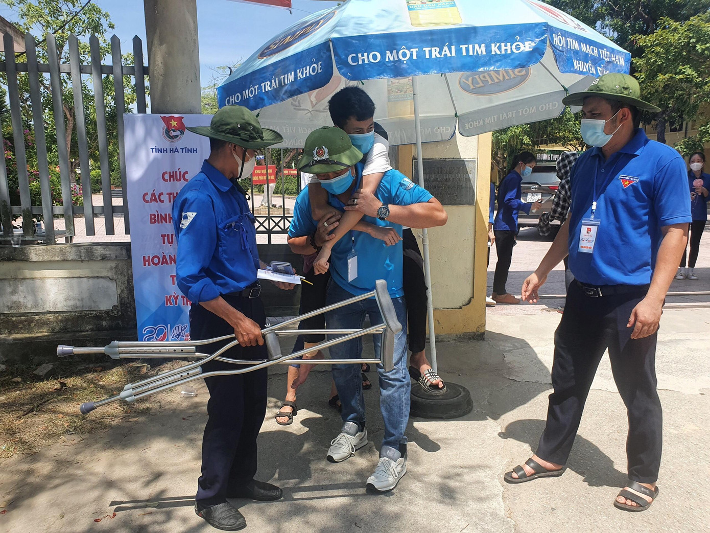 Không chỉ tham gia phân luồng giao thông, cấp phát nước miễn phí, thực hiện phòng dịch COVID-19 mà tại một số điểm, tình nguyện viên trực tiếp dìu, cõng hỗ trợ thí sinh vào phòng thi.