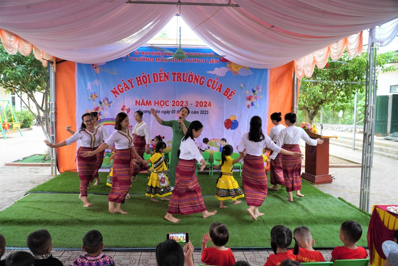 Không khí khai giảng tại điểm trường mầm non Hương Liên (huyện Hương Khê, tỉnh Hà Tĩnh). Nơi có nhiều học sinh dân tộc Chứt ở bản Rào Tre tham gia học.