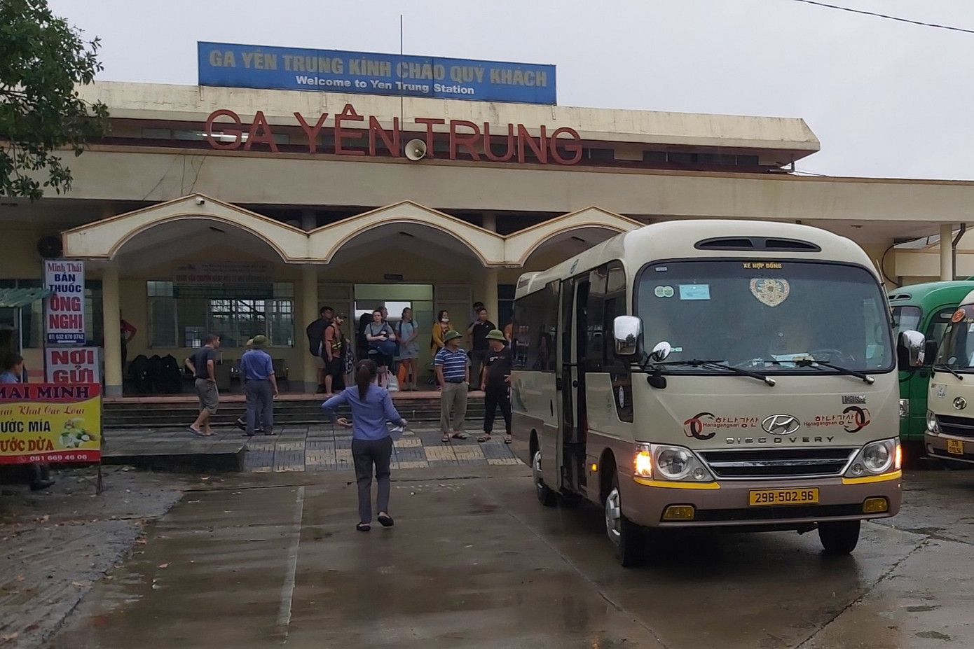 Ngành đường sắt đã tạm thời chuyển tải hành khách đi tàu SE1 và SE20 bằng ô tô giữa ga Yên Trung (Đức Thọ) và ga Hòa Duyệt (huyện Vũ Quang). Ảnh: Đường sắt Việt Nam Ngành đường sắt đã tạm thời chuyển tải hành khách đi tàu SE1 và SE20 bằng ô tô giữa ga Yên Trung (Đức Thọ) và ga Hòa Duyệt (huyện Vũ Quang). Ảnh: Đường sắt Việt Nam