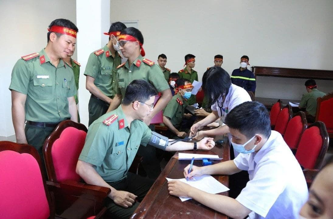 Trước khi hiến máu, các cán bộ, đoàn viên được đội ngũ y tế tiến hành khám sàng lọc, đo huyết áp đảm bảo đủ điều kiện trước khi hiến máu.