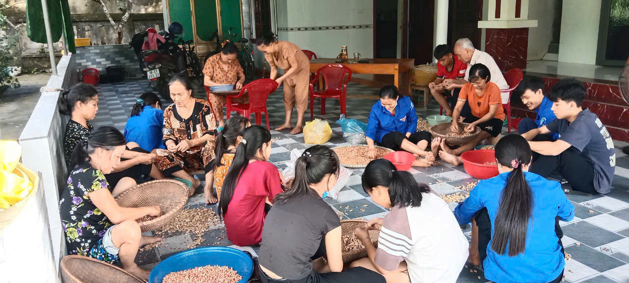 Đoàn xã Đức Liên huyện Vũ Quang huy động đoàn viên thanh niên và kêu gọi nhân dân ủng hộ nguyên liệu làm thức ăn nhanh đóng hộp để hỗ trợ vùng lũ.