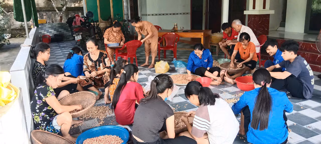 Đoàn xã Đức Liên huyện Vũ Quang huy động đoàn viên thanh niên và kêu gọi nhân dân ủng hộ nguyên liệu làm thức ăn nhanh đóng hộp để hỗ trợ vùng lũ.