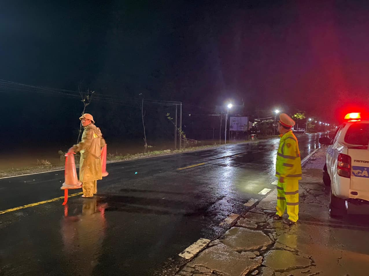 Công an điều tiết giao thông đảm bảo an toàn trên quốc lộ 15A và đường mòn Hồ Chí Minh.