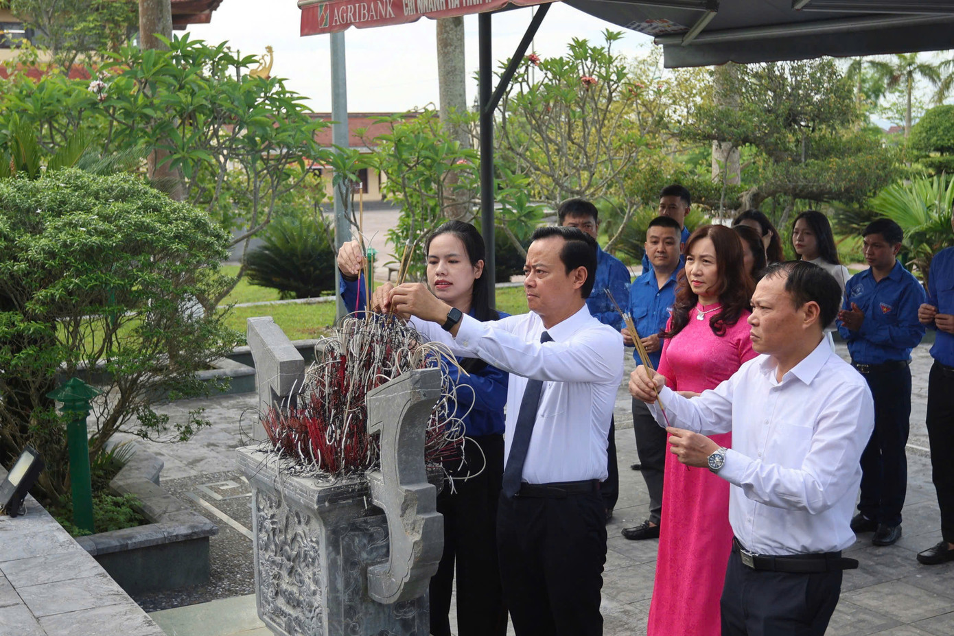 Trước khi diễn ra chương trình tuyên dương, đoàn đại biểu đã tổ chức hoạt động dâng hoa, dâng hương tại Khu lưu niệm Bác Hồ về thăm Hà Tĩnh và tưởng niệm Anh hùng liệt sĩ Lý Tự Trọng. Trước khi diễn ra chương trình tuyên dương, đoàn đại biểu đã tổ chức hoạt động dâng hoa, dâng hương tại Khu lưu niệm Bác Hồ về thăm Hà Tĩnh và tưởng niệm Anh hùng liệt sĩ Lý Tự Trọng.