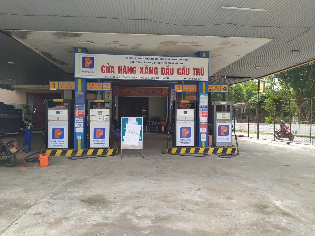 Một cửa hàng dán biển thông báo hết xăng. Một cửa hàng dán biển thông báo hết xăng.