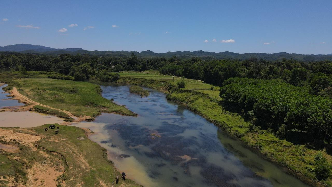 Lòng sông ngày càng mở rộng do đất đai bị cuốn trôi, ảnh hưởng đến cuộc sống của người dân. Lòng sông ngày càng mở rộng do đất đai bị cuốn trôi, ảnh hưởng đến cuộc sống của người dân.