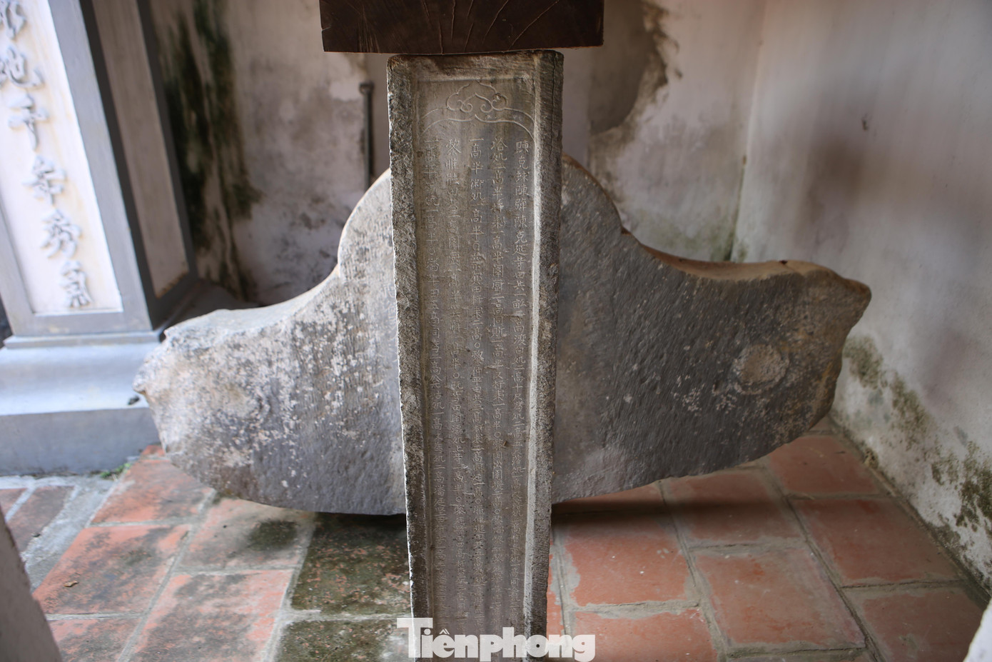 Đền Gôi Vị đã hơn 300 năm tuổi. Tại đền còn lưu giữ những hiện vật độc đáo như khánh đá Mặc Trai, bia đá, voi đá, bức biển Tiết phụ môn.