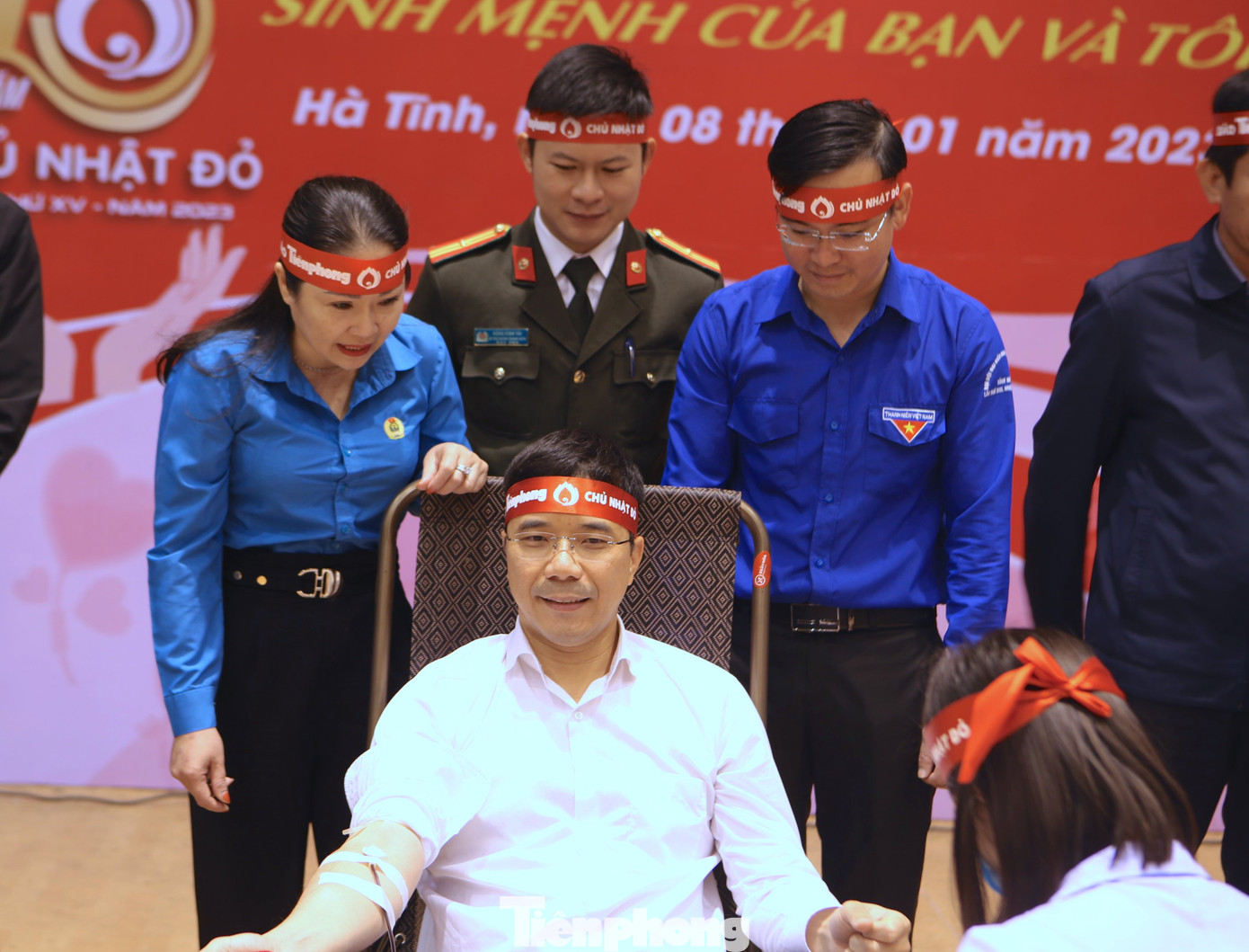 Thượng tá Nguyễn Hồng Phong - Giám đốc Công an tỉnh Hà Tĩnh, tham gia hiến máu.