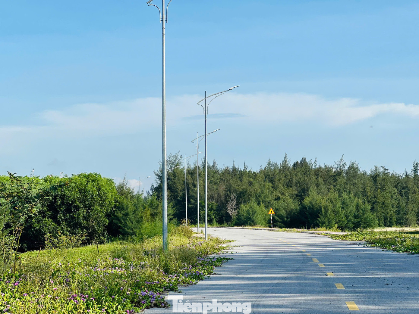 Hệ thống đèn chiếu sáng dọc tuyến dù đã được lắp đặt nhưng đến nay vẫn chưa đưa vào sử dụng. Hệ thống đèn chiếu sáng dọc tuyến dù đã được lắp đặt nhưng đến nay vẫn chưa đưa vào sử dụng.