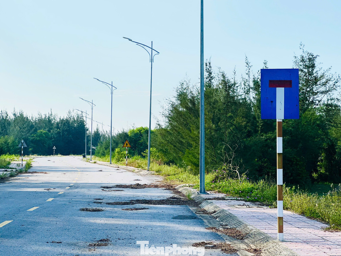 Nhiều người dân địa phương bày tỏ mong muốn tuyến đường sớm được hoàn thiện để phục vụ đi lại, sản xuất. Nhiều người dân địa phương bày tỏ mong muốn tuyến đường sớm được hoàn thiện để phục vụ đi lại, sản xuất.