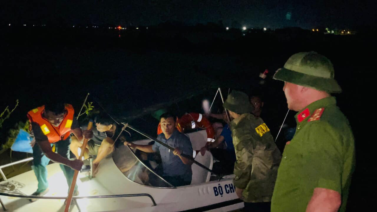 Lực lượng chức năng tổ chức dùng ca nô đưa 9 công nhân mắc kẹt trong khu vực ngập lụt ra vùng an toàn. Lực lượng chức năng tổ chức dùng ca nô đưa 9 công nhân mắc kẹt trong khu vực ngập lụt ra vùng an toàn.