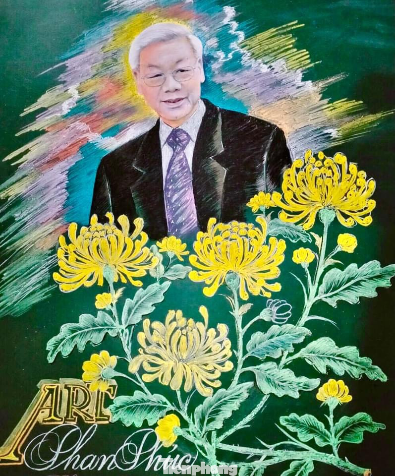 Bức ảnh khắc hoạ chân dung Tổng Bí thư Nguyễn Phú Trọng với nội dung “Mượn phấn thay lời đưa tiễn bác” được thầy Phúc đăng tải lên mạng xã hội. Bức ảnh khắc hoạ chân dung Tổng Bí thư Nguyễn Phú Trọng với nội dung “Mượn phấn thay lời đưa tiễn bác” được thầy Phúc đăng tải lên mạng xã hội.