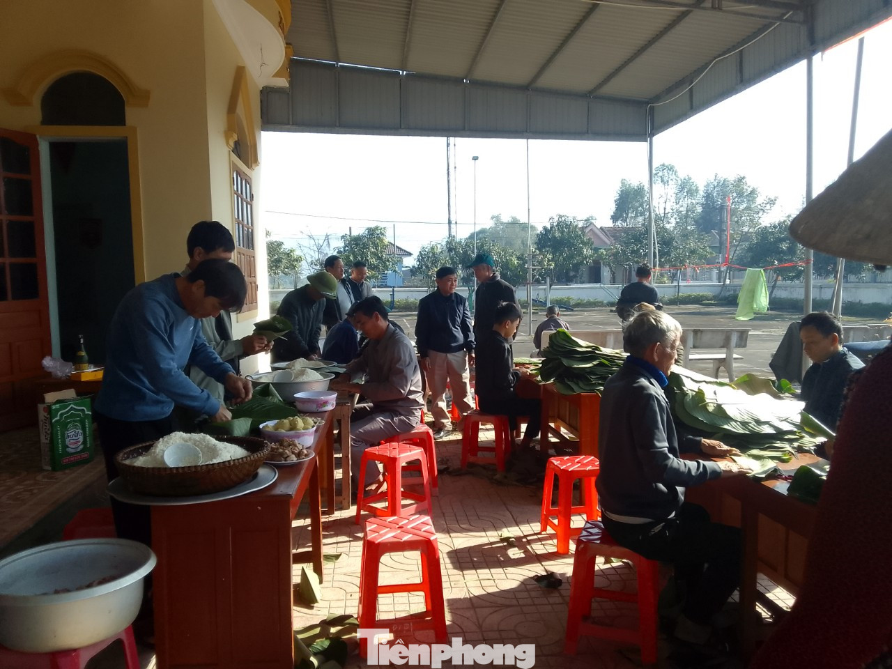 Để chuẩn bị bánh chưng, từ ngày hôm qua (11 tháng Giêng), 7 thôn trên toàn xã đã tập trung tại các nhà văn hóa thôn để cùng gói bánh chưng. Việc chuẩn bị khâu gói bánh chưng được người dân làm cẩn thận và công phu.
