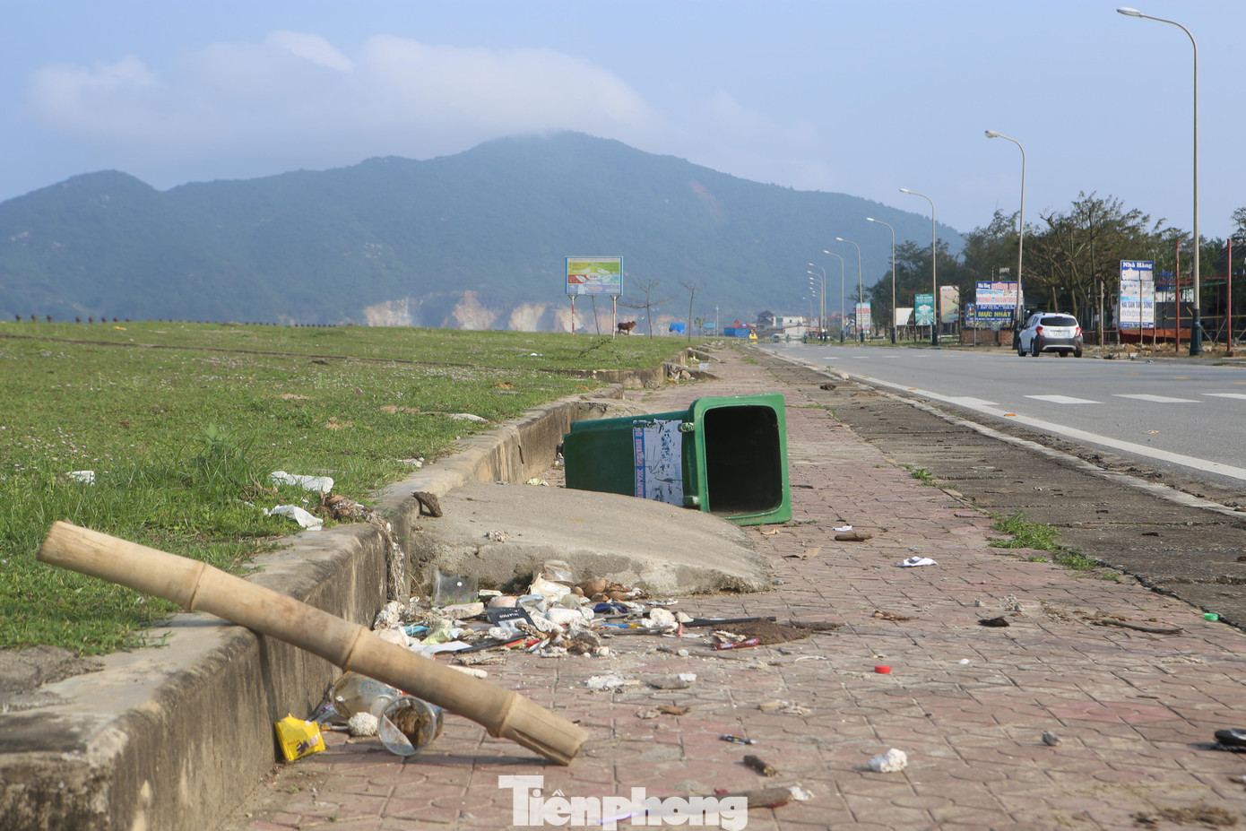 Phía ngoài đường bờ biển Xuân Hải rác đổ ngổn ngang.