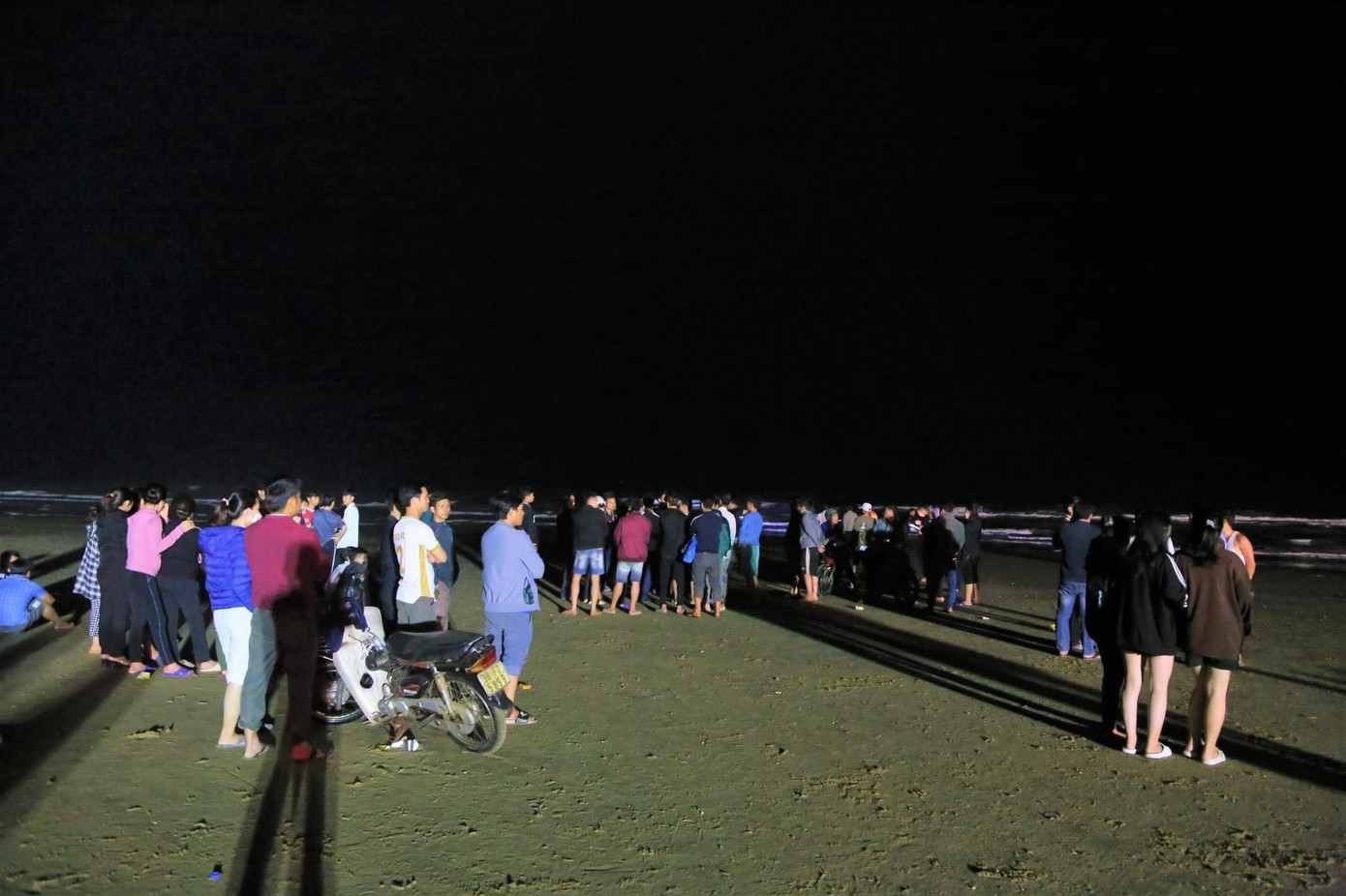 Trong đêm ngành chức năng cùng người dân hỗ trợ tìm kiếm các nạn nhân. Trong đêm ngành chức năng cùng người dân hỗ trợ tìm kiếm các nạn nhân.