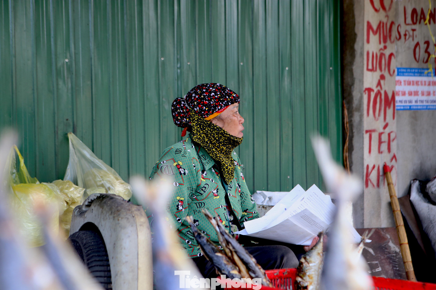 “Mùa đông còn đỡ, nhưng làm nghề này mùa hè vất vả hơn nhiều. Từ sáng khoảng 9h bắt đầu đỏ lửa đến khoảng 19h thì nghỉ, mệt nhất là từ 10h đến 4h chiều. Tôi phải mặc nhiều lớp áo, bịt vài lớp khẩu trang để tránh nắng và hơi nóng từ bếp lửa”, bà Loan chia sẻ.