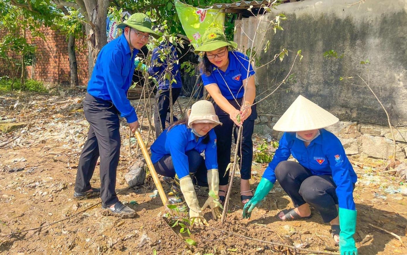 Các tình nguyện viên cùng tham gia trồng mới gần 1.000 cây xanh trên các tuyến đường.