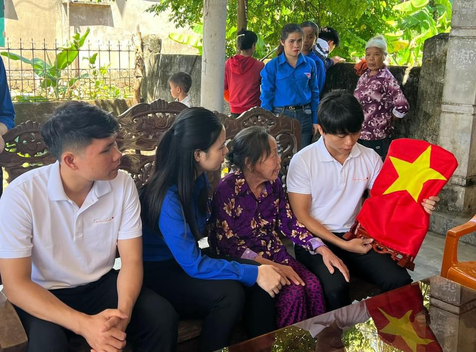 Thành viên trong nhóm Team Lee đã đến trao tận tay bức ảnh phục dựng chân dung Anh hùng liệt sĩ Phan Đình Giót cho thân nhân để làm ảnh thờ.