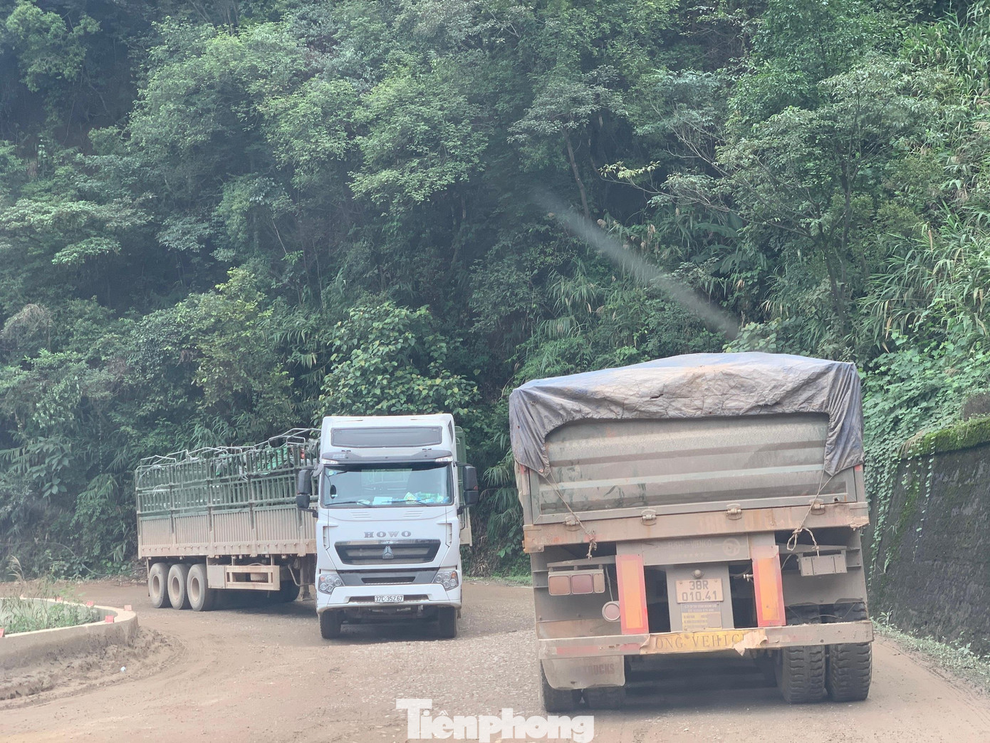 Tuy nhiên, việc sửa chữa chỉ mang tính cục bộ và nhỏ giọt nên việc lưu thông đi lại của các phương tiện giao thông đang gặp phải rất nhiều khó khăn, trở ngại.