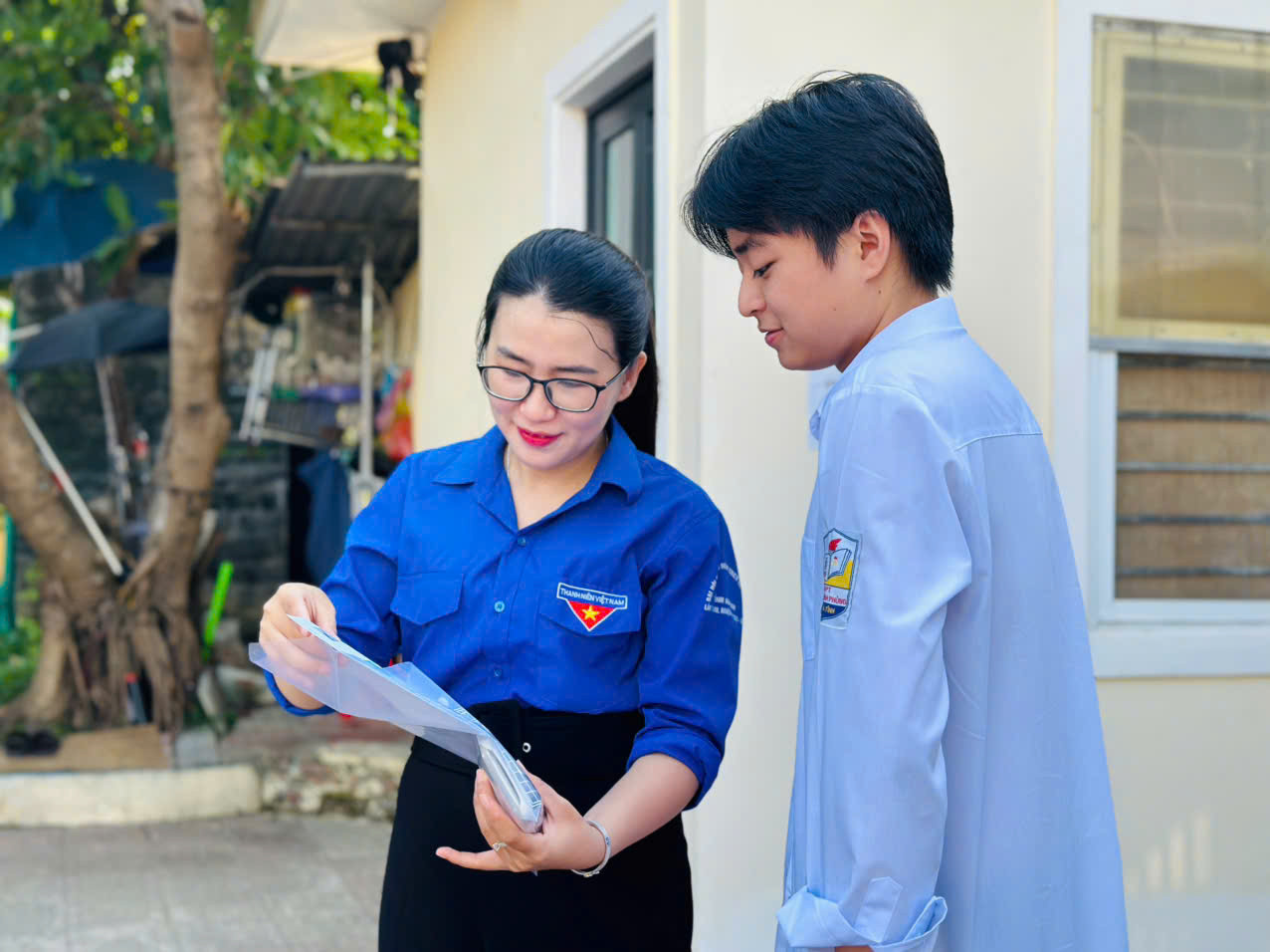 Sỹ tử hoàn thành bài Ngữ Văn, đề dễ thở, thí sinh phấn khởi ảnh 47