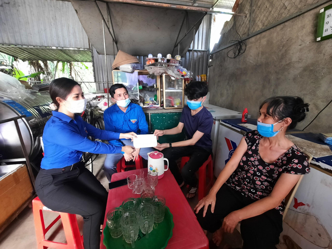 Trao quà hỗ trợ một số em học sinh có hoàn cảnh khó khăn trước kỳ thi. Trao quà hỗ trợ một số em học sinh có hoàn cảnh khó khăn trước kỳ thi.