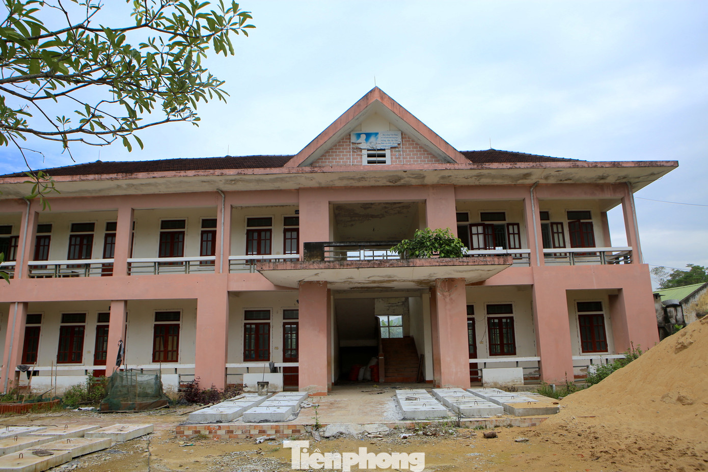 Ông Nguyễn Mai Sắc, Phó chủ tịch UBND xã Tân Mỹ Hà cho biết, theo kế hoạch Trường Tiểu học Sơn Mỹ cũ không còn sử dụng sẽ được triển khai xây dựng trụ sở UBND của xã Tân Mỹ Hà. Tuy nhiên hiện nay chưa thể thực hiện do kinh phí chưa có.