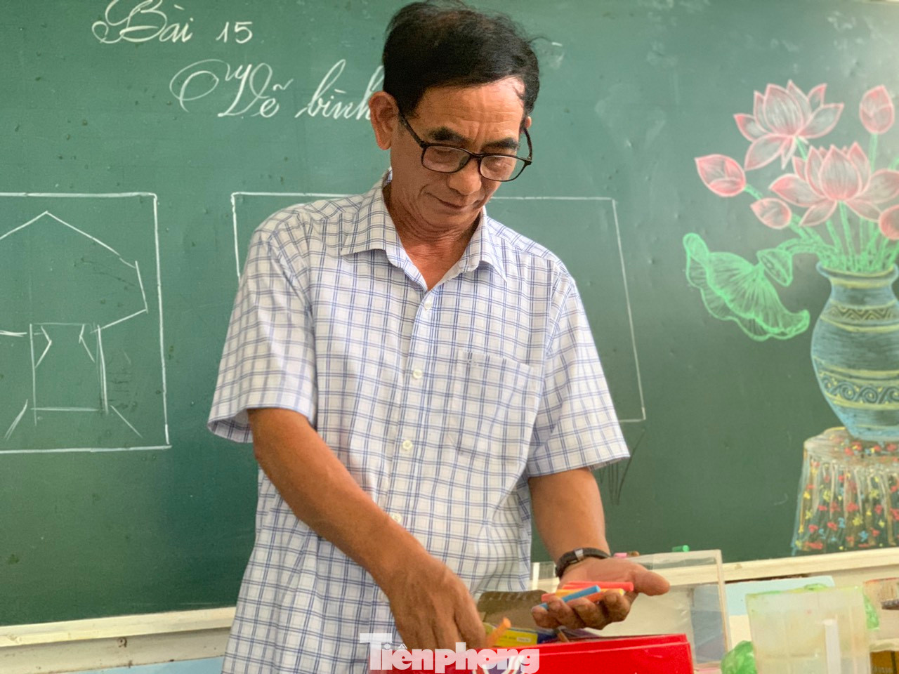 "Gia tài của người giáo viên, tôi chỉ có phấn", thầy Phúc chia sẻ. "Gia tài của người giáo viên, tôi chỉ có phấn", thầy Phúc chia sẻ.