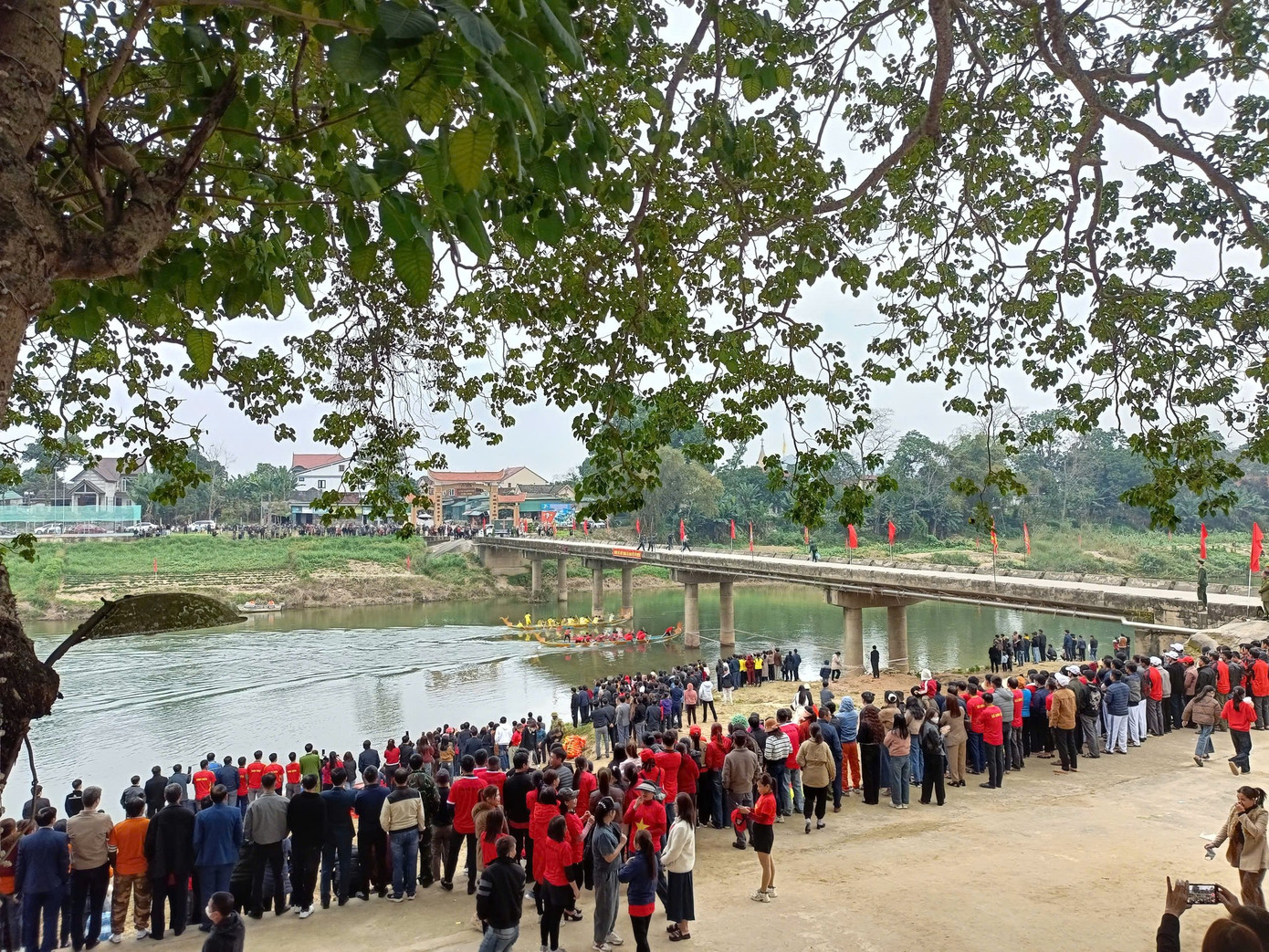 Hàng ngàn người dân đã đổ về hai bên bờ sông Ngàn Phố để xem, cổ vũ cuộc tranh tài đua thuyền trên sông của 36 đội đại diện cho các địa phương.