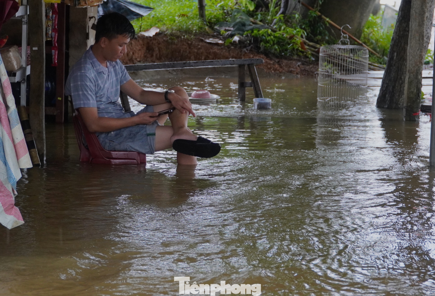Mỗi lần nước lũ dâng cao, cuộc sống người dân vùng này lại bị đảo lộn. Nhưng hầu như năm nào cũng hứng chịu một vài đợt lũ nên người dân đã dần thích nghi và có phương án bảo vệ tài sản.