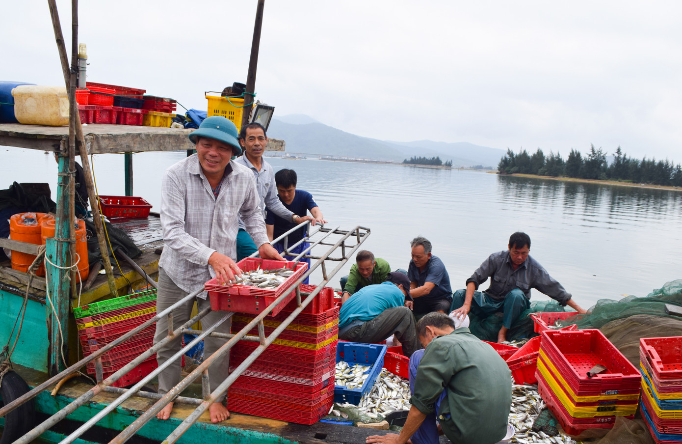 Những ngày qua, thuyền của ngư dân Nguyễn Tâm Vinh ở thôn Xuân Nam, xã Cẩm Nhượng cũng liên tiếp trúng đậm 9 tấn cá các loại, thu về hơn 100 triệu đồng. (Ảnh Hương Thành) Những ngày qua, thuyền của ngư dân Nguyễn Tâm Vinh ở thôn Xuân Nam, xã Cẩm Nhượng cũng liên tiếp trúng đậm 9 tấn cá các loại, thu về hơn 100 triệu đồng. (Ảnh Hương Thành)
