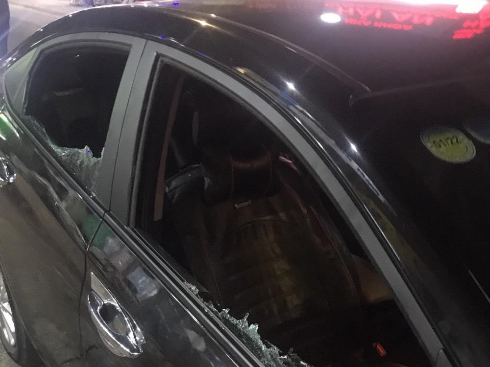 Do đối tượng cố thủ trong xe, lực lượng chức năng phải phá cửa ô tô bắt giữ đối tượng. (ảnh CAHT).