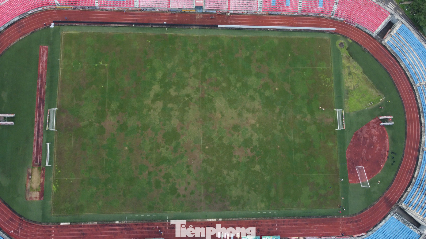 Ngoài ra, còn nguyên nhân khác là do Câu lạc bộ Hồng Lĩnh Hà Tĩnh không có sân dành cho tập luyện nên buộc phải sử dụng sân vận động Hà Tĩnh để tập luyện dẫn tới mặt thảm cỏ khó hồi phục nhanh trở lại. Ngoài ra, còn nguyên nhân khác là do Câu lạc bộ Hồng Lĩnh Hà Tĩnh không có sân dành cho tập luyện nên buộc phải sử dụng sân vận động Hà Tĩnh để tập luyện dẫn tới mặt thảm cỏ khó hồi phục nhanh trở lại.