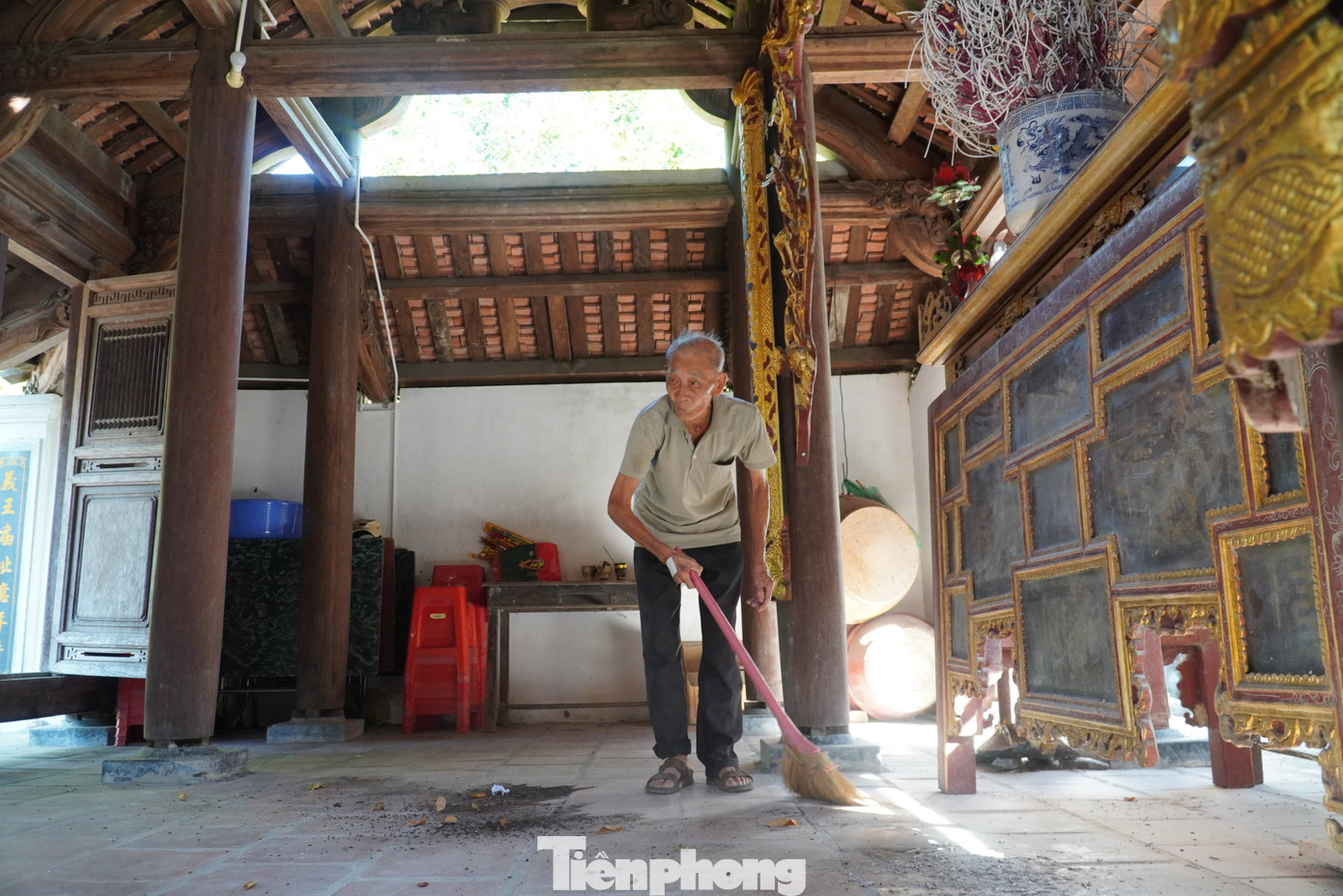 Bên trong đền, 3 tòa Thượng – Trung – Hạ các cột, phần gác mái được làm từ gỗ lim, mít.