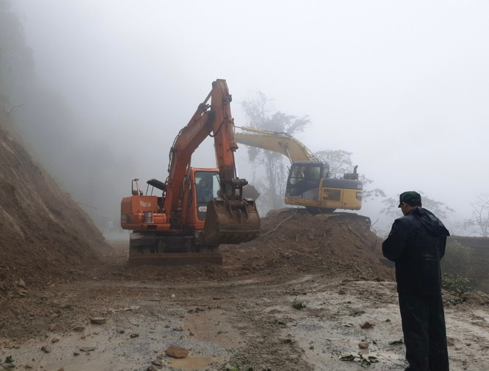 Sau nhiều giờ khắc phục, tuyến đường mới được thông tuyến trở lại. Sau nhiều giờ khắc phục, tuyến đường mới được thông tuyến trở lại.