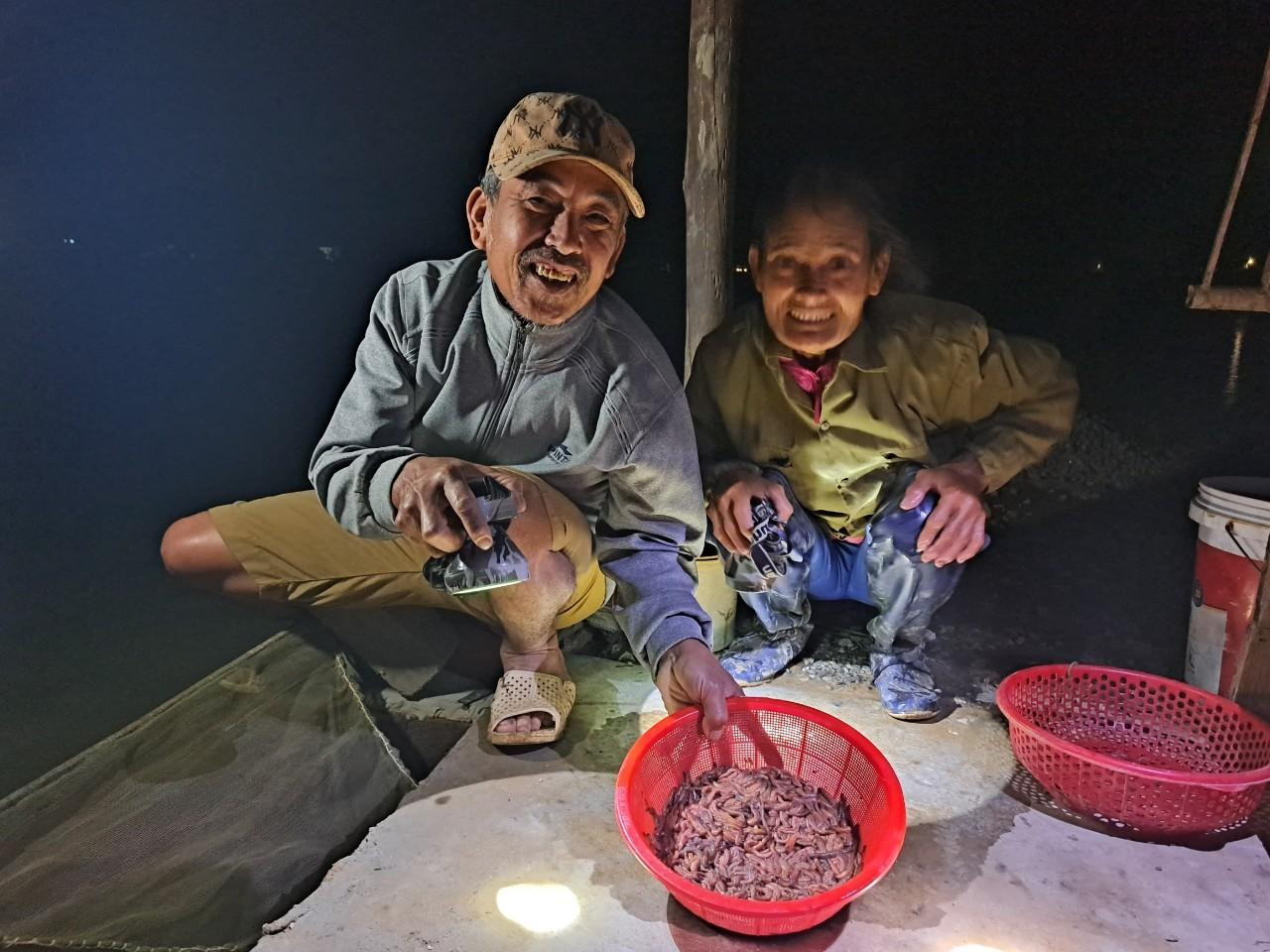 Người dân xã Xuân Lam (huyện Nghi Xuân) cũng đội đèn đi bắt rươi. Theo thống kê toàn xã có khoảng 5 ha diện tích ruộng rươi lúa kết hợp của hơn 50 hộ dân.