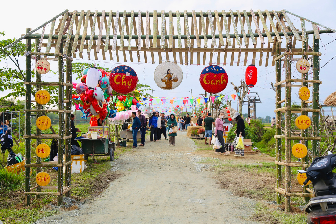 Phiên chợ gánh được tổ chức thành công, thu hút đông đảo người đến tham quan, mua sắm. Phiên chợ gánh được tổ chức thành công, thu hút đông đảo người đến tham quan, mua sắm.