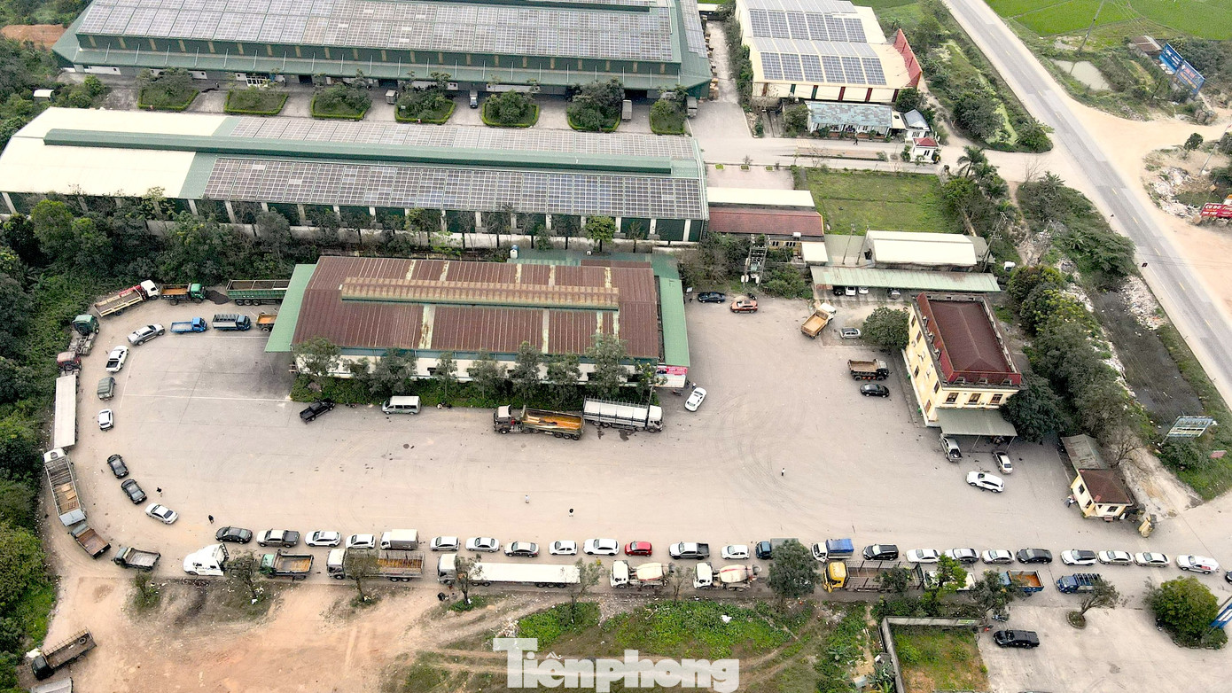 Những ngày này, tại Trung tâm Đăng kiểm xe cơ giới 3801D - Hà Tĩnh của Công ty cổ phần Đăng kiểm Hà Tĩnh (quốc lộ 1 tuyến tránh TP Hà Tĩnh ở xã Thạch Đài, huyện Thạch Hà) có hàng trăm ô tô xếp thành hàng dài chờ tới lượt đăng kiểm.