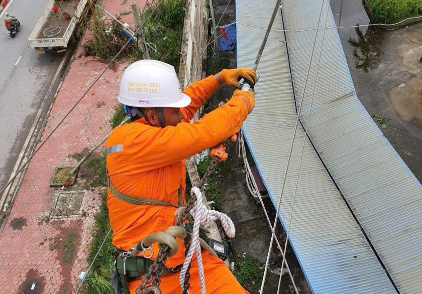 Công ty Điện lực Hà Tĩnh điều động đội xung kích đang hỗ trợ miền Bắc khắc phục thiệt hại.