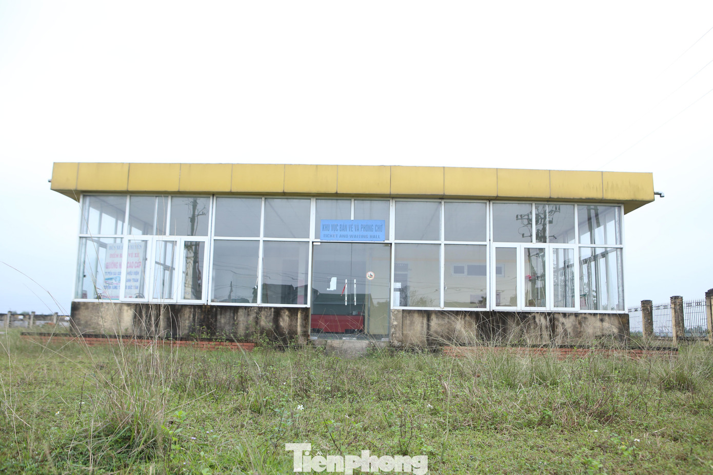 Khu nhà điều hành bến xe bị bỏ hoang nay đã xuống cấp, nhiều hạng mục bị hư hỏng nặng.