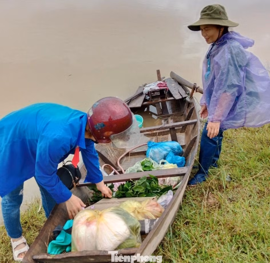 Thuyền vượt lũ chở nhu yếu phẩm vào các vùng bị cô lập. Thuyền vượt lũ chở nhu yếu phẩm vào các vùng bị cô lập.