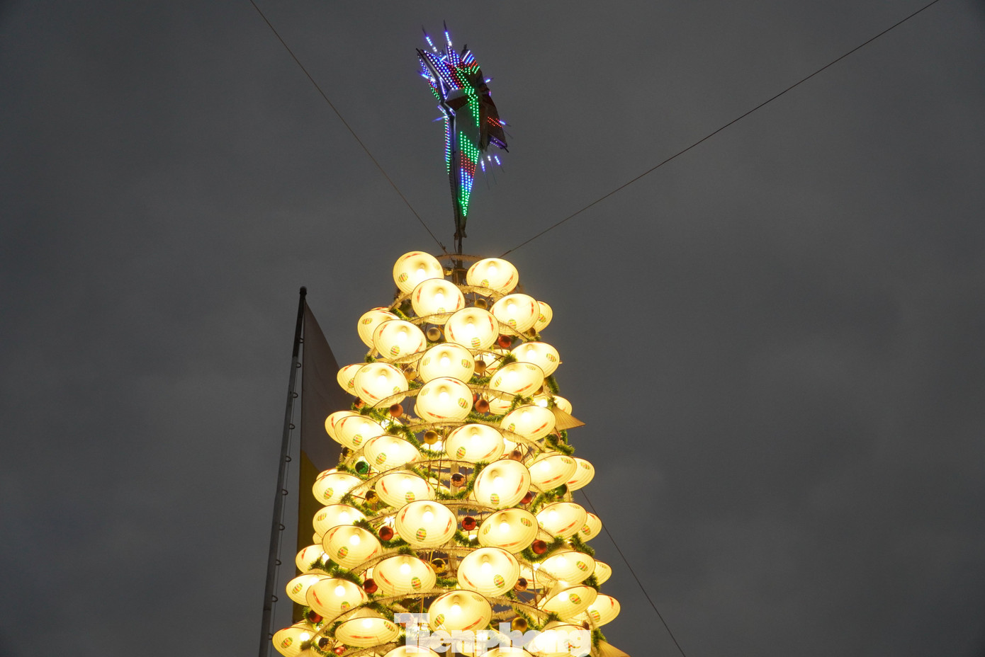 Nón lá được xếp thành 24 tầng. Mỗi tầng sẽ được gắn nón và dây kim tuyến cùng bóng đèn tạo nên màu sắc lung linh vào ban đêm.