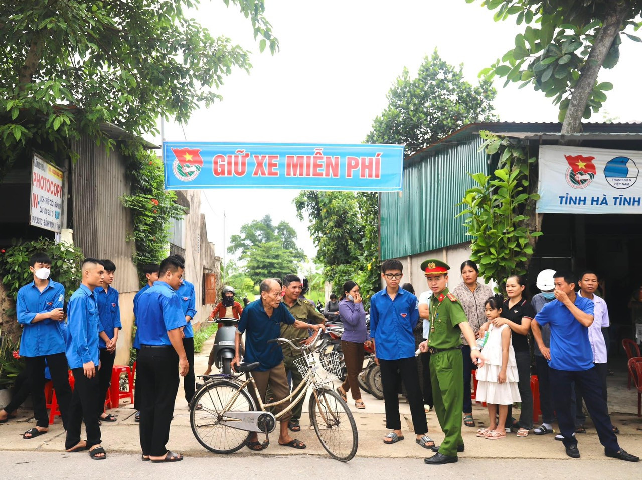 Những chiến sĩ áo xanh có mặt mọi nẻo đường cùng các lực lượng chức năng như cảnh sát giao thông, công an, dân quân tự vệ… hỗ trợ sĩ tử và phụ huynh.