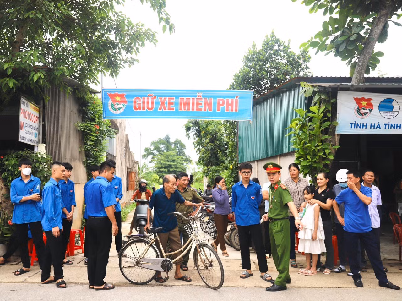 Những chiến sĩ áo xanh có mặt mọi nẻo đường cùng các lực lượng chức năng như cảnh sát giao thông, công an, dân quân tự vệ… hỗ trợ sĩ tử và phụ huynh.